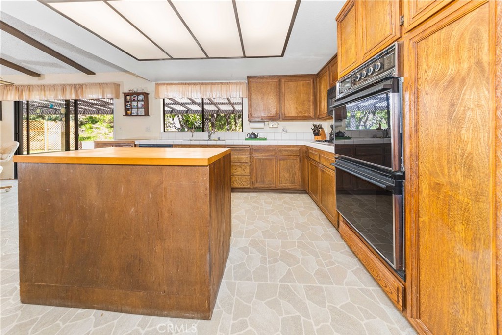 4275 Thomas Court Simi Valley, CA 93063 - Photo 25 of 59 a large kitchen with a large window