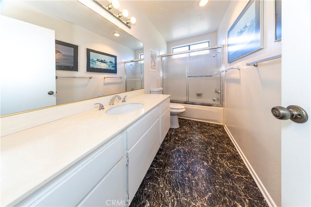 4275 Thomas Court Simi Valley, CA 93063 - Photo 39 of 59 a bathroom with a tub sink and mirror