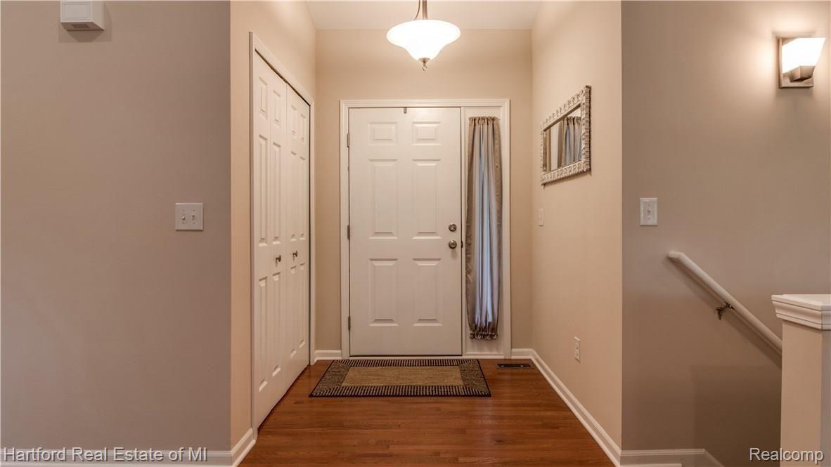3191 Smugglers Ridge Walled Lake, MI 48390 - Photo 4 of 25 Welcoming Entry