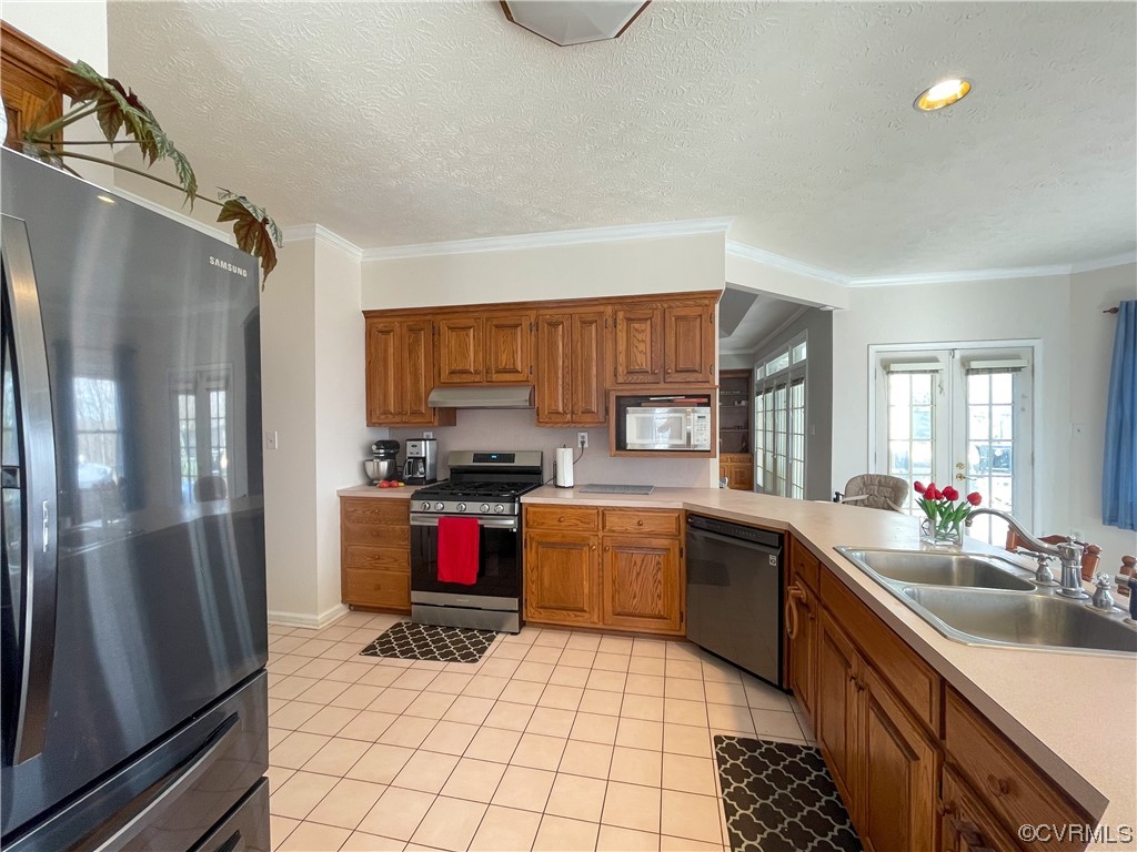 3324 Nutbush Road Victoria, VA 23974 - Photo 3 of 38 a kitchen with a sink stove and refrigerator