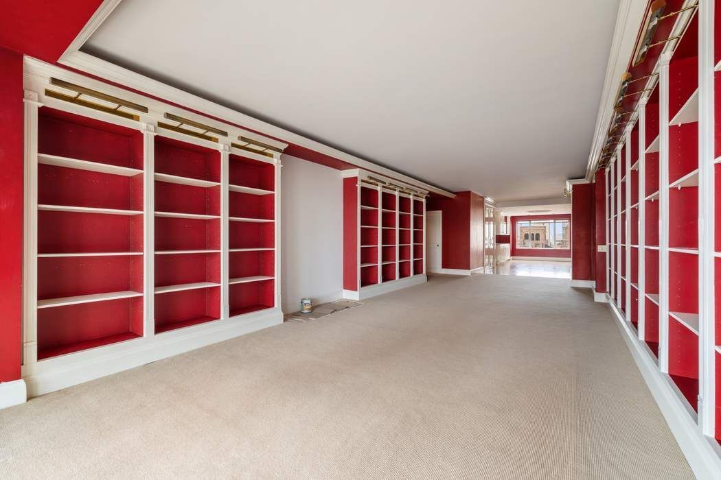 425 East 58th Street, Unit 20E Manhattan, NY 10022 - Photo 7 of 19 a view of an empty room with a staircase