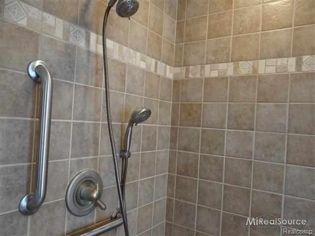 16 Hampton Road Grosse Pointe, MI 48236 - Photo 17 of 23 31154474-11.jpg
