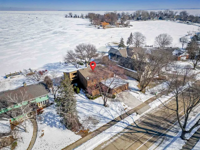 $725,000 | 2136 White Swan Drive, Oshkosh, WI 54901