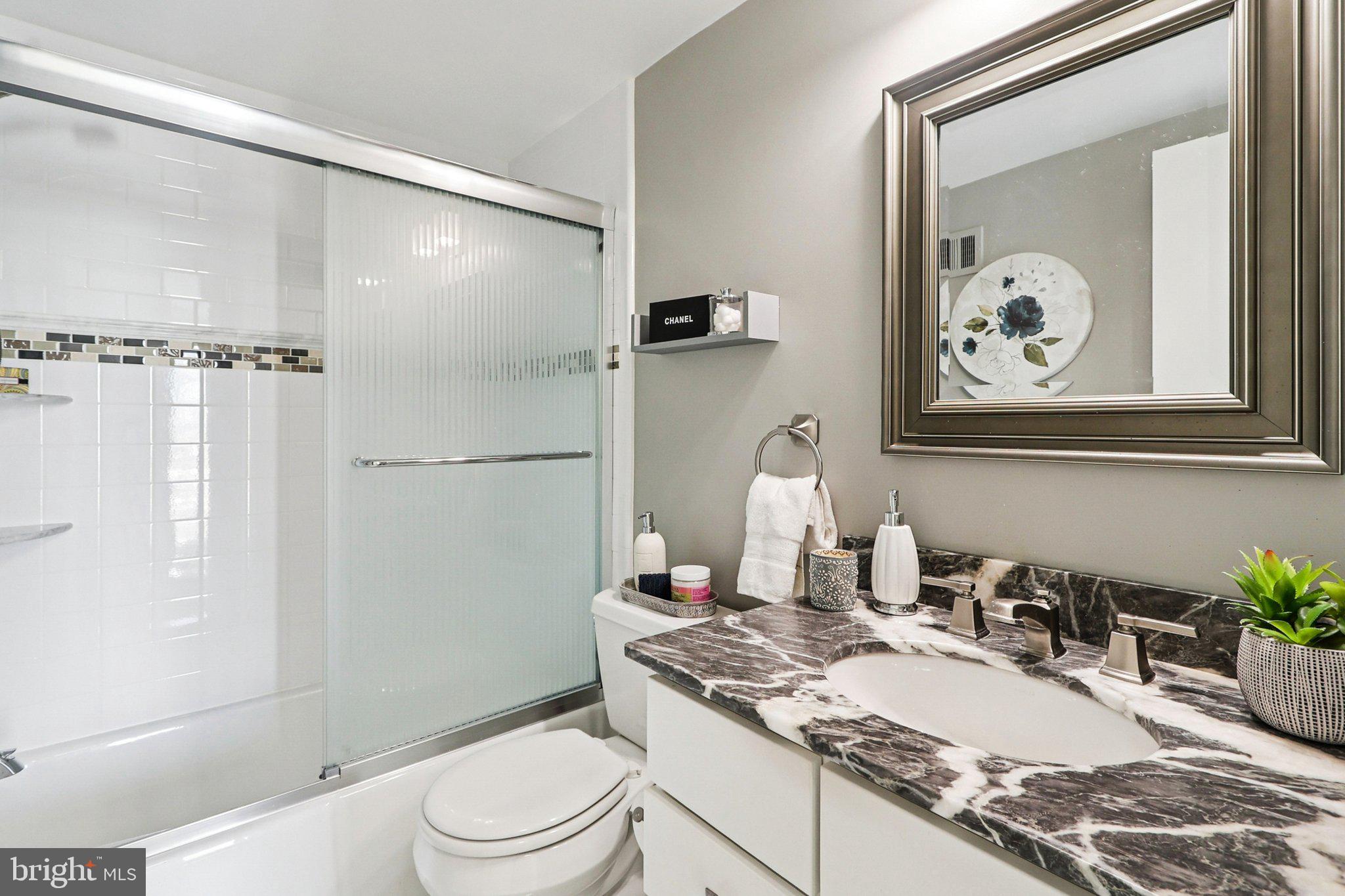 9900 Georgia Avenue, Unit 27217 Silver Spring, MD 20902 - Photo 25 of 48 Upper level hall bath