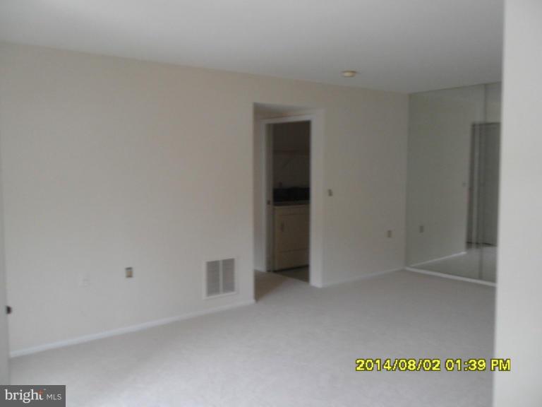 1000 Spring Gate Road, Unit 1A Baltimore, MD 21228 - Photo 3 of 12 Living Room