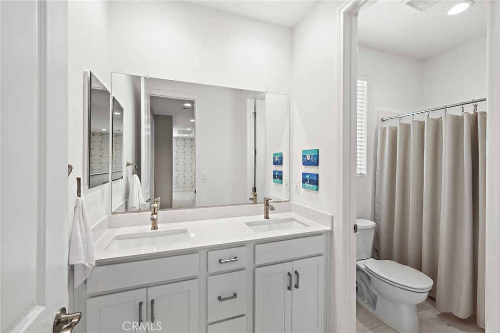 3372 Ivy Way Rancho Mission Viejo, CA 92694 - Photo 15 of 36 3372 Ivy Way Upstairs Guest Bathroom