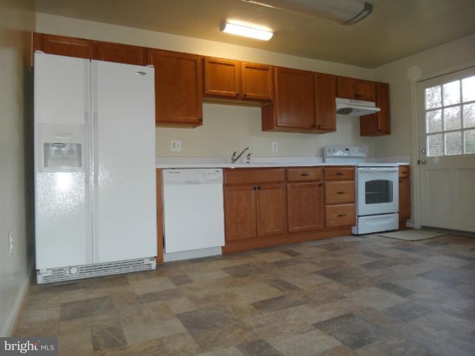 1802 Thomas Road Fort Washington, MD 20744 - Photo 3 of 22 Kitchen
