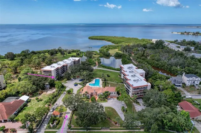a view of livingroom with furniture