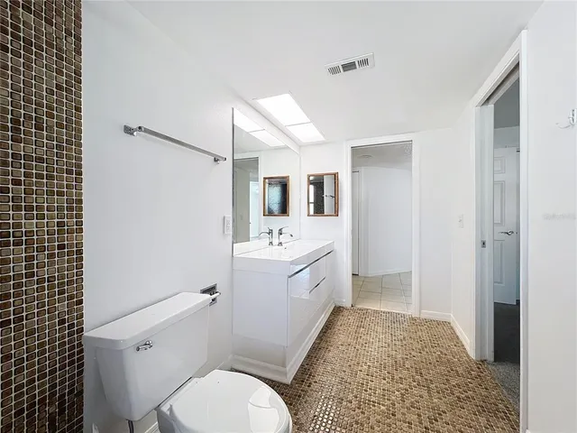 $390,000 | 504 South Florida Avenue, Unit 215, Tarpon Springs, FL 34689