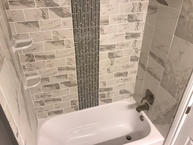 125 Red Barn Road Matteson, IL 60443 - Photo 12 of 14 a bathroom with a bathtub