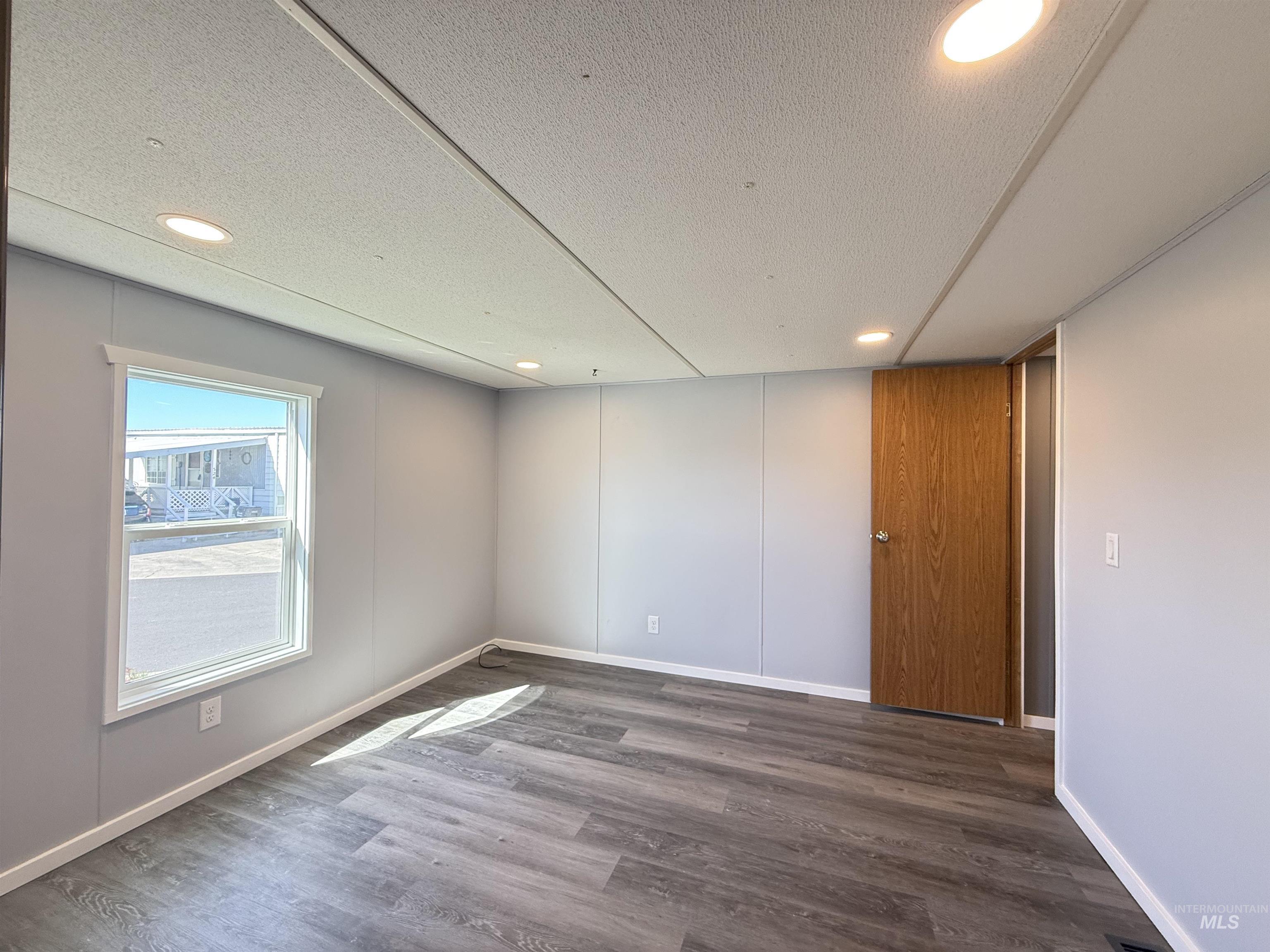 2015 6th Avenue, Unit 321 Clarkston, WA 99403 - Photo 15 of 34 Spare room featuring dark wood-type flooring, recessed lighting, and a textured ceiling