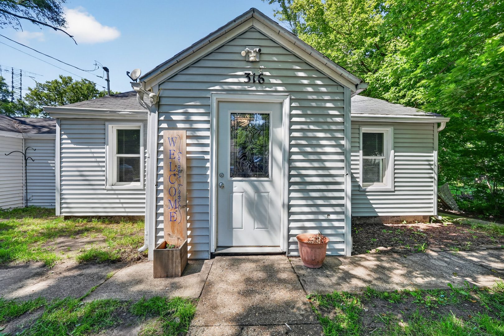 316 Brooke Road Rockford, IL 61109 - Photo 2 of 19 a front view of a house with a yard