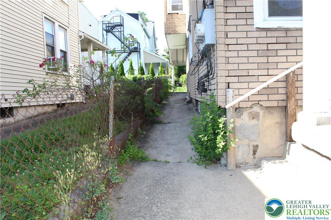 610 West Garrison Street, Unit 1 Bethlehem, PA 18018 - Photo 3 of 15 a backyard of a building