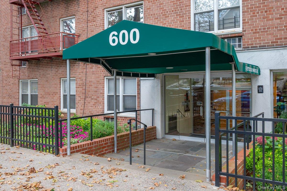 600 Locust Street, Unit 2J Mount Vernon, NY 10552 - Photo 17 of 18 a sign on the side of a building