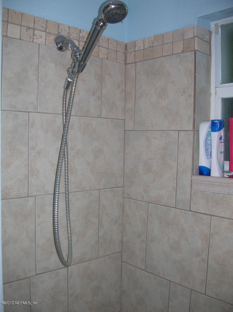 104 Cumbo Road Interlachen, FL 32148 - Photo 20 of 20 Bathroom (custom tile in bathtub/shower)