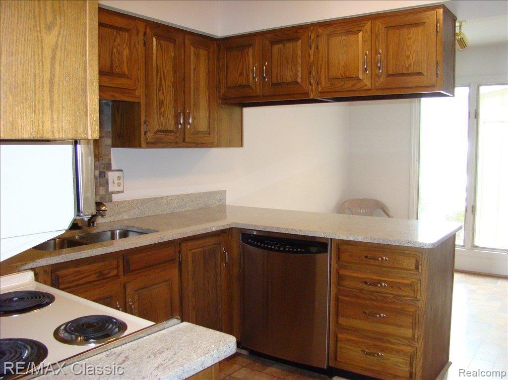 938 Golfview Court, Unit 20 Rochester, MI 48307 - Photo 5 of 15 VIEW OF KITCHEN & BREAKFAST ROOM