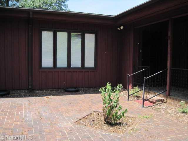 209 North Edgewood Road Eden, NC 27288 - Photo 12 of 14 Other. Courtyard