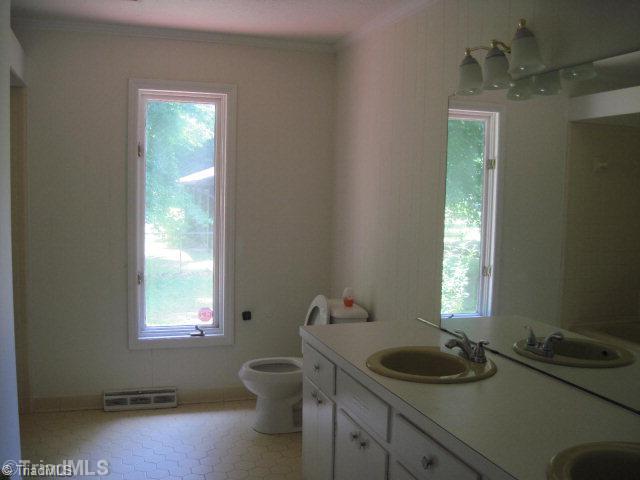 209 North Edgewood Road Eden, NC 27288 - Photo 10 of 14 Bath.