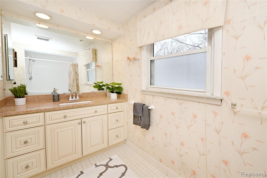 1850 Dorchester Road Birmingham, MI 48009 - Photo 23 of 36