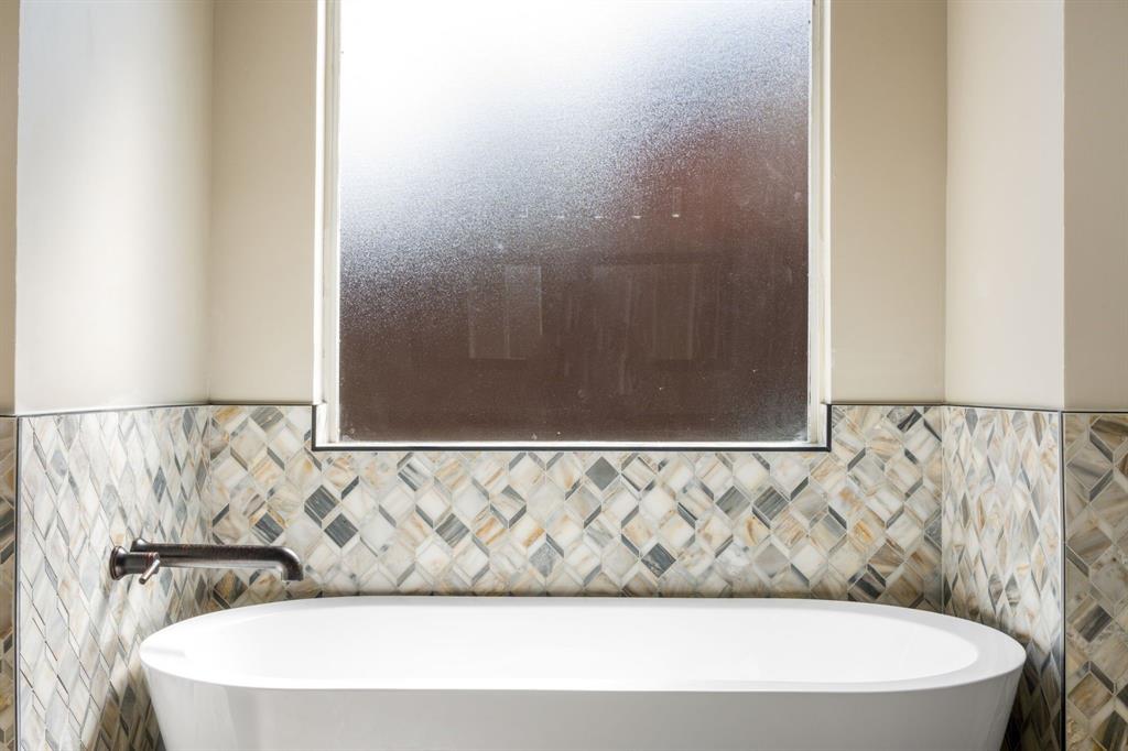 684 Hollow Circle Coppell, TX 75019 - Photo 12 of 31 Brand NEW tub.
