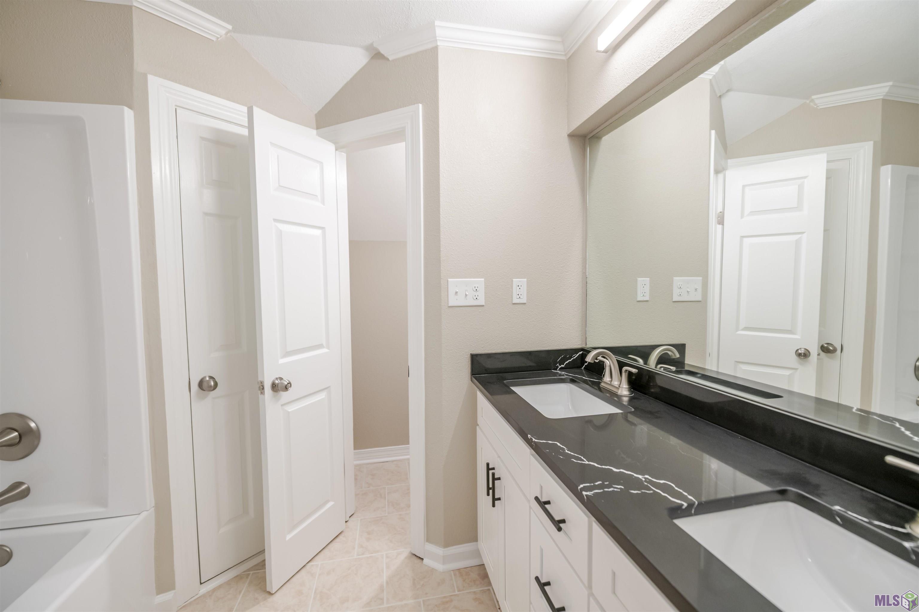 116 Rosedown Street Thibodaux, LA 70301 - Photo 18 of 28 Upstairs Bathroom (3)