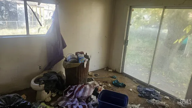 a view of a backyard