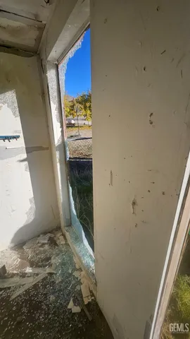 a view of yard with green space