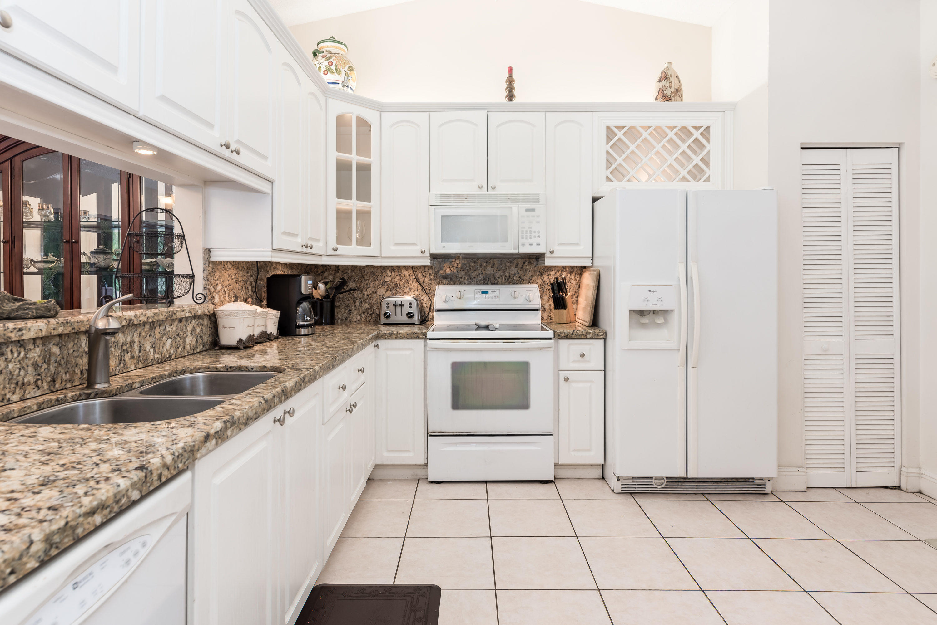 9188 Edgemont Lane Boca Raton, FL 33434 - Photo 11 of 26 Kitchen