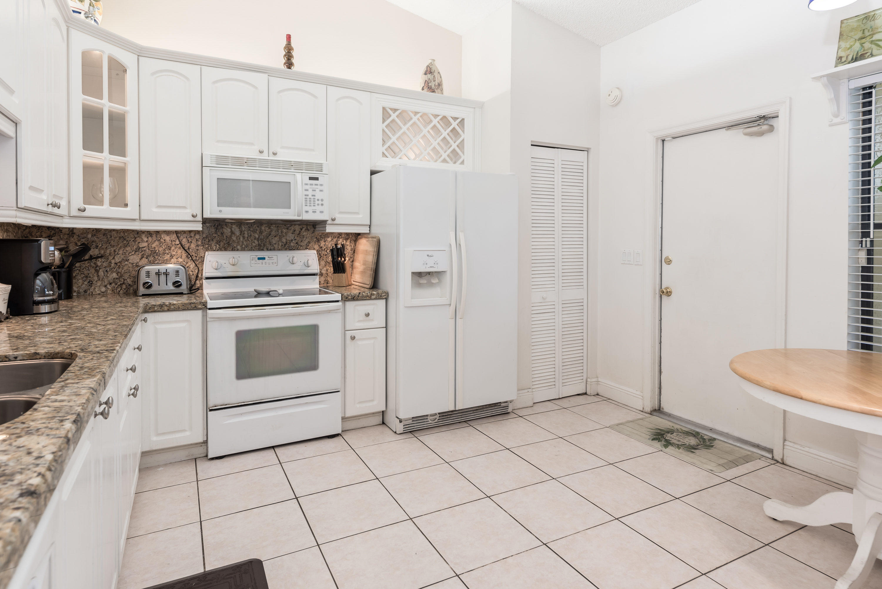 9188 Edgemont Lane Boca Raton, FL 33434 - Photo 10 of 26 Kitchen