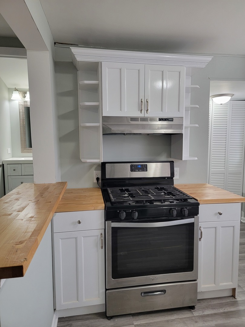 511 North River Road McHenry, IL 60051 - Photo 9 of 22 a stove top oven sitting inside of a kitchen