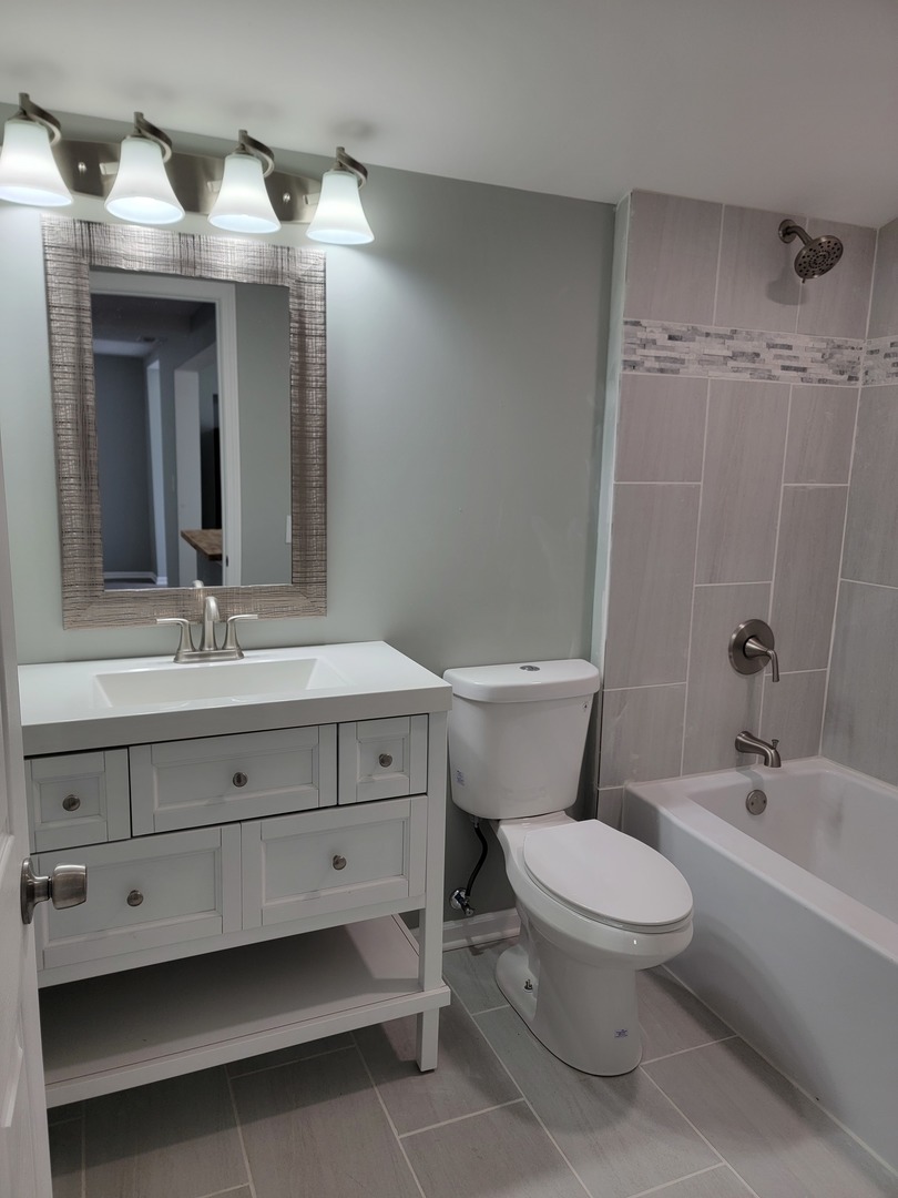 511 North River Road McHenry, IL 60051 - Photo 10 of 22 a bathroom with a toilet a sink and bathtub
