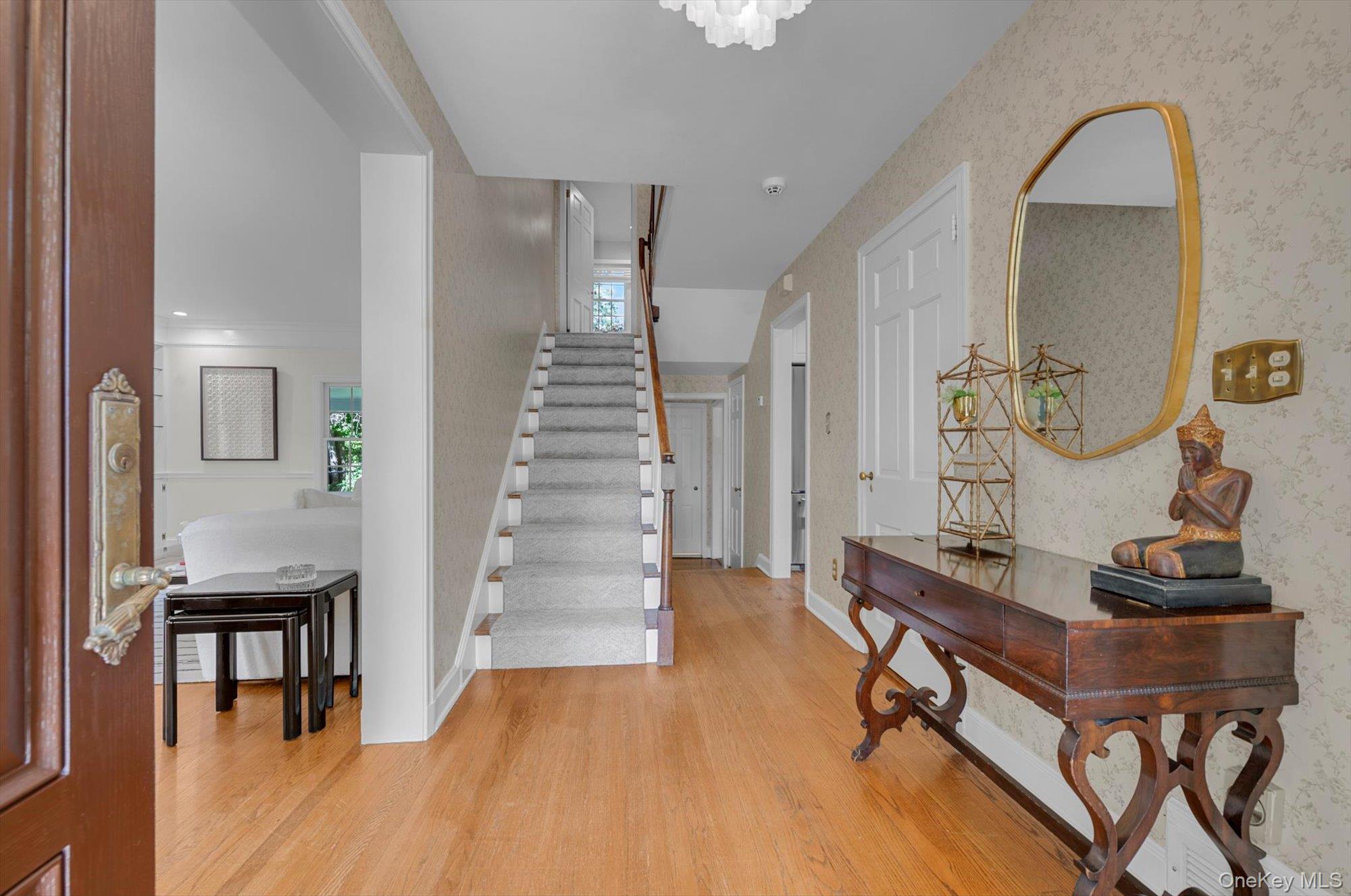 86 Summit Road Port Washington, NY 11050 - Photo 3 of 27 Gallery Image 3