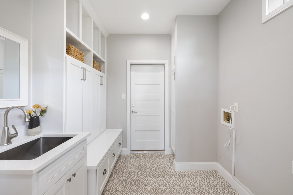 6905 Ladera Norte Austin, TX 78731 - Photo 33 of 40 a bathroom with a sink and a bathtub