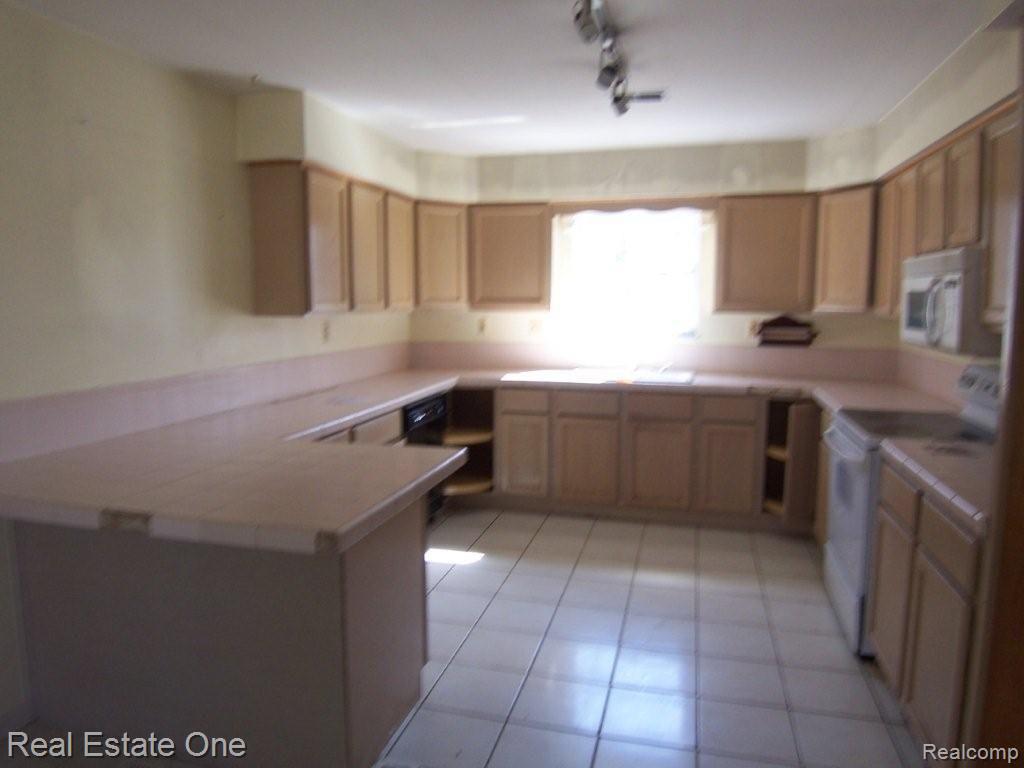 4493 Clifford Road Brighton, MI 48116 - Photo 10 of 22 Kitchen