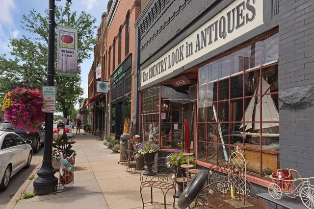 $539,900 | 10 Birch Bluff Road, Tonka Bay, MN 55331