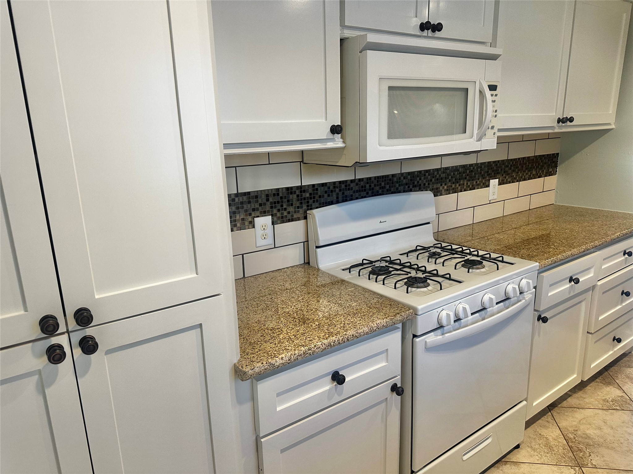 202 Fannin Street Tomball, TX 77375 - Photo 9 of 24 Gas & single oven