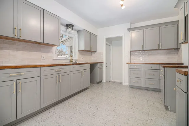 $249,900 | 1643 Burlingame Avenue Southwest, Grand Rapids, MI 49509