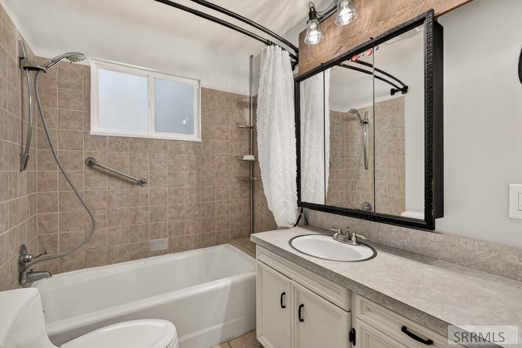 3974 East Wanda Ammon, ID 83406 - Photo 31 of 66 Main Bathroom