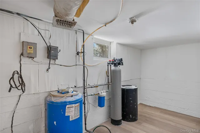 a view of entryway and livingroom