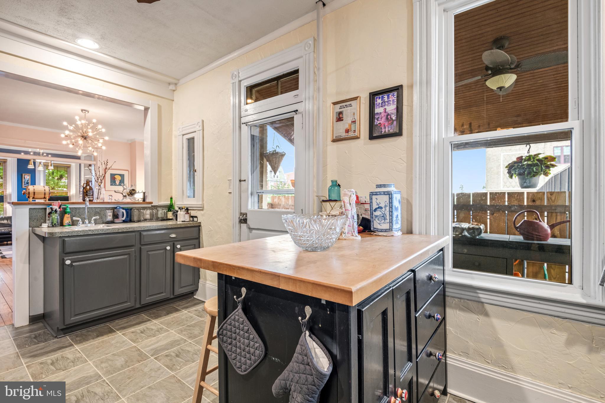 340 Nevin Street Lancaster, PA 17603 - Photo 19 of 41 Kitchen w/wet bar
