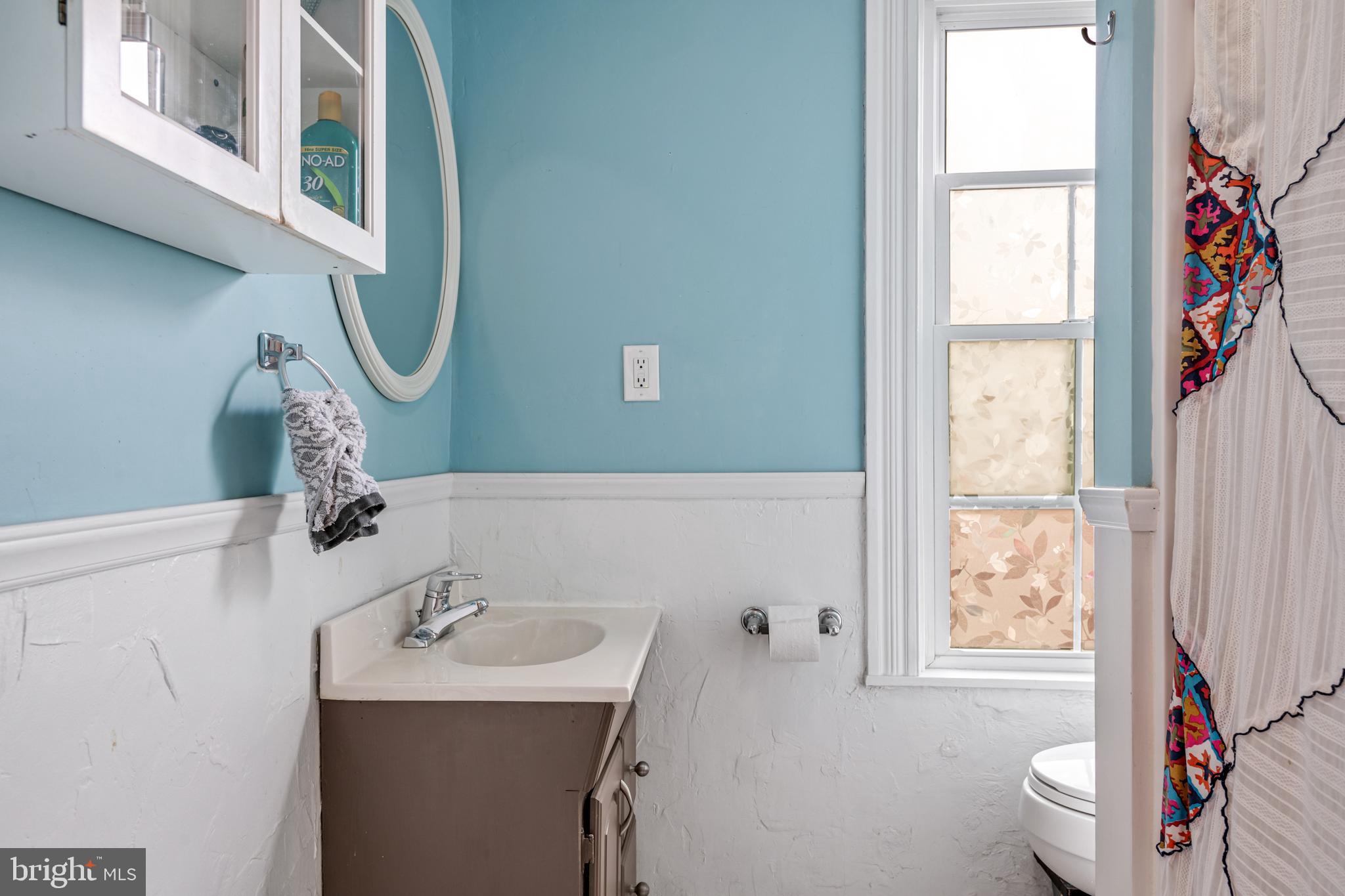 340 Nevin Street Lancaster, PA 17603 - Photo 26 of 41 2nd floor full bath