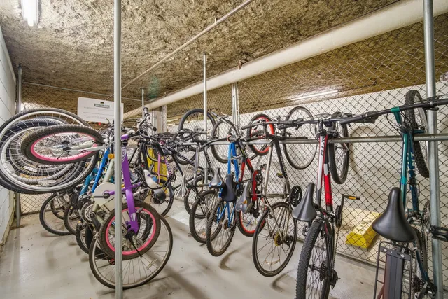 $185,000 | 1800 Huntington Boulevard, Unit 208, Hoffman Estates, IL 60169