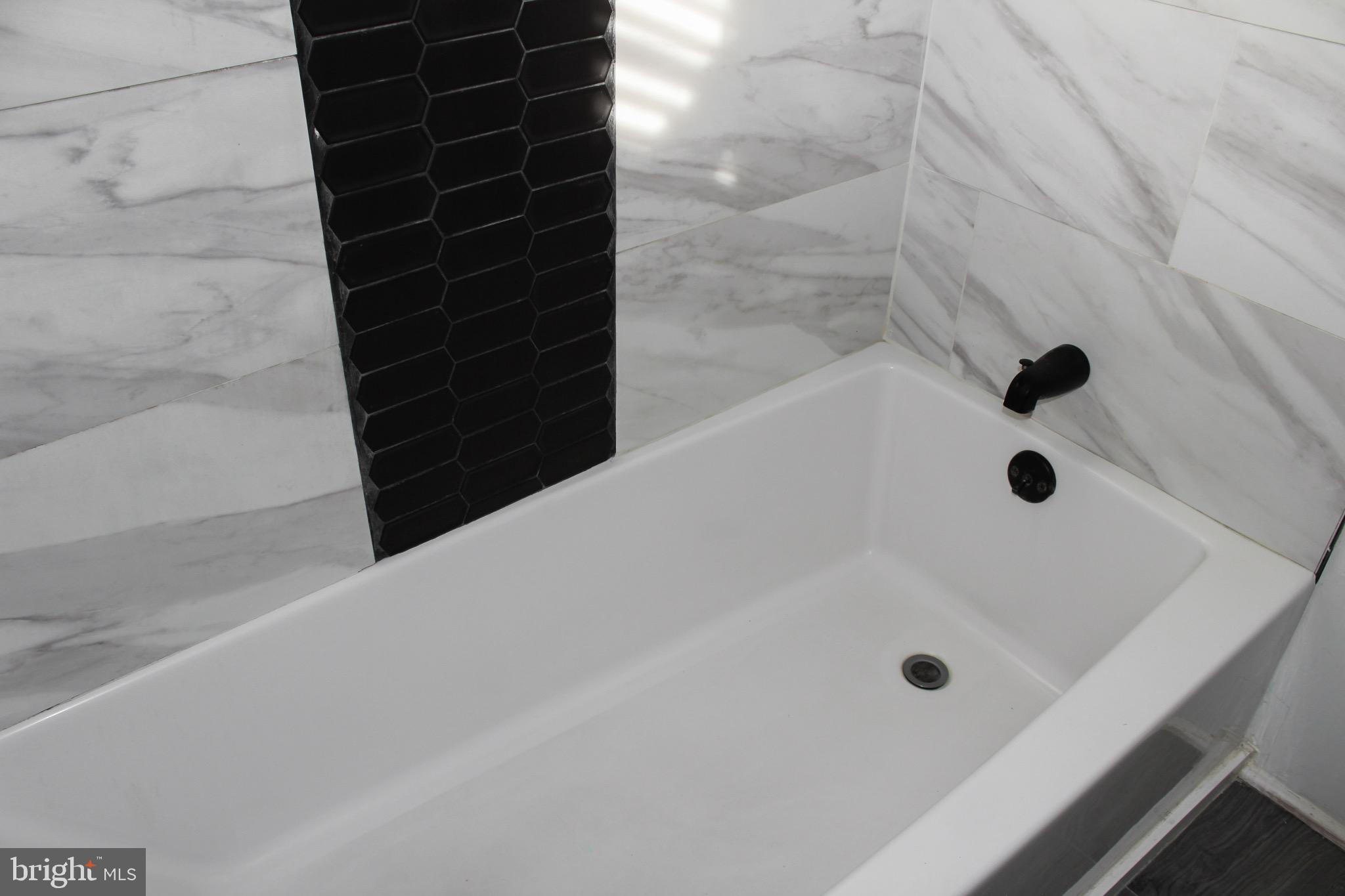 6161 Parkway Drive, Unit 2 Baltimore, MD 21212 - Photo 21 of 24 a bathroom with a bathtub