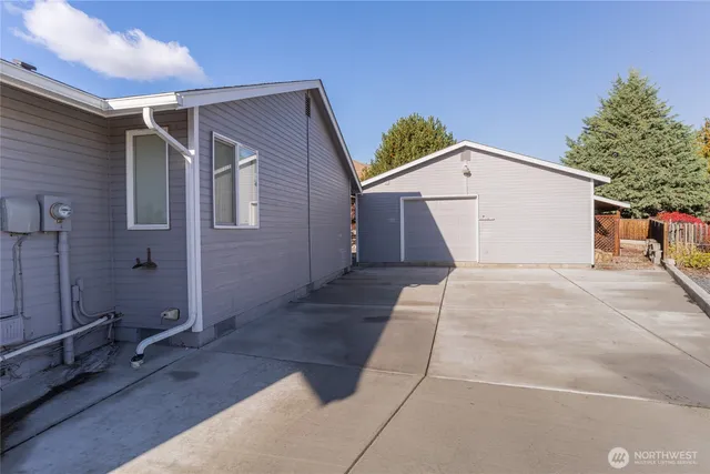 a view of a pathway along a building