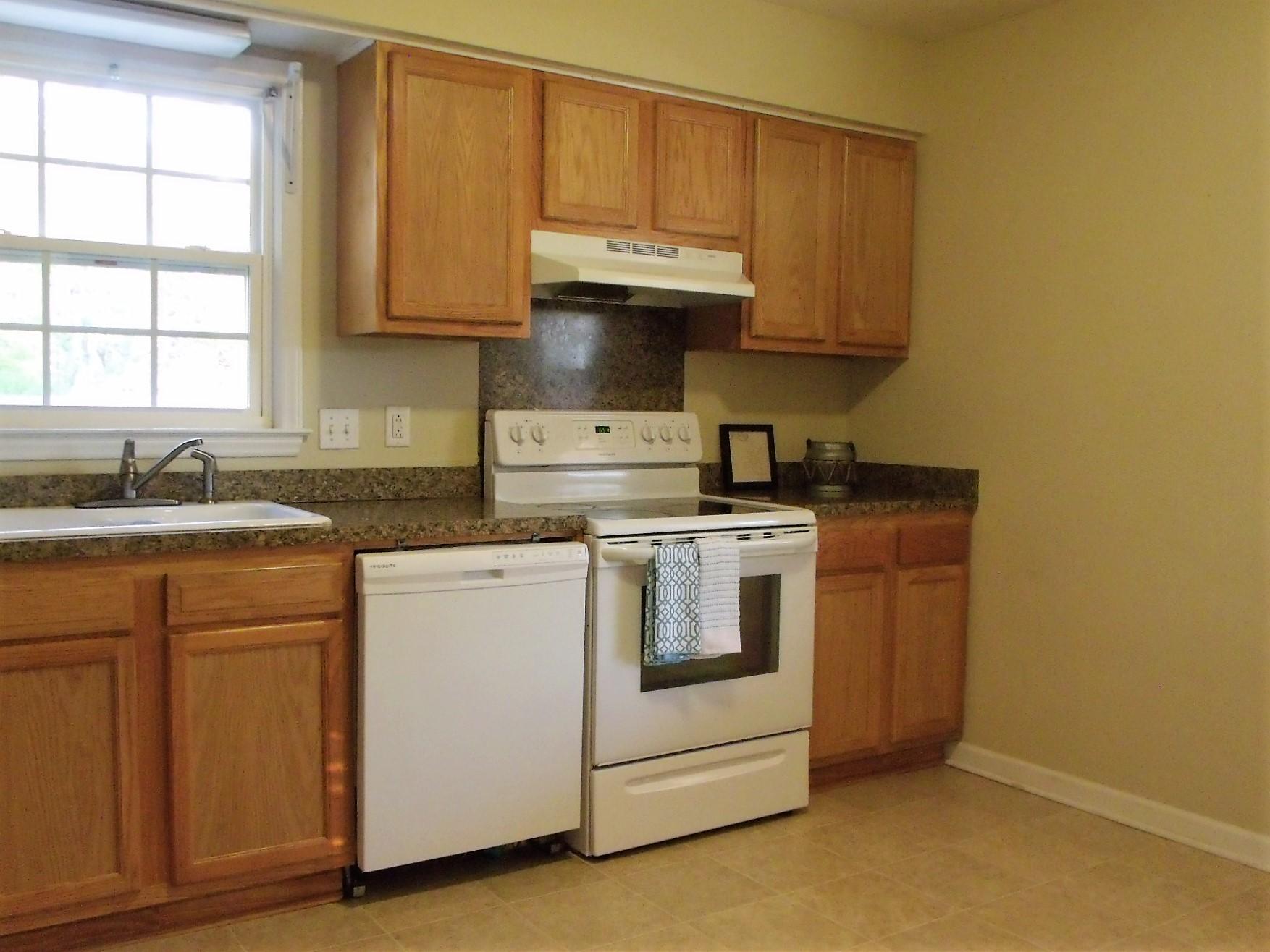 7694 Chippendale Road North Charleston, SC 29420 - Photo 4 of 8 pepperhill kitchen
