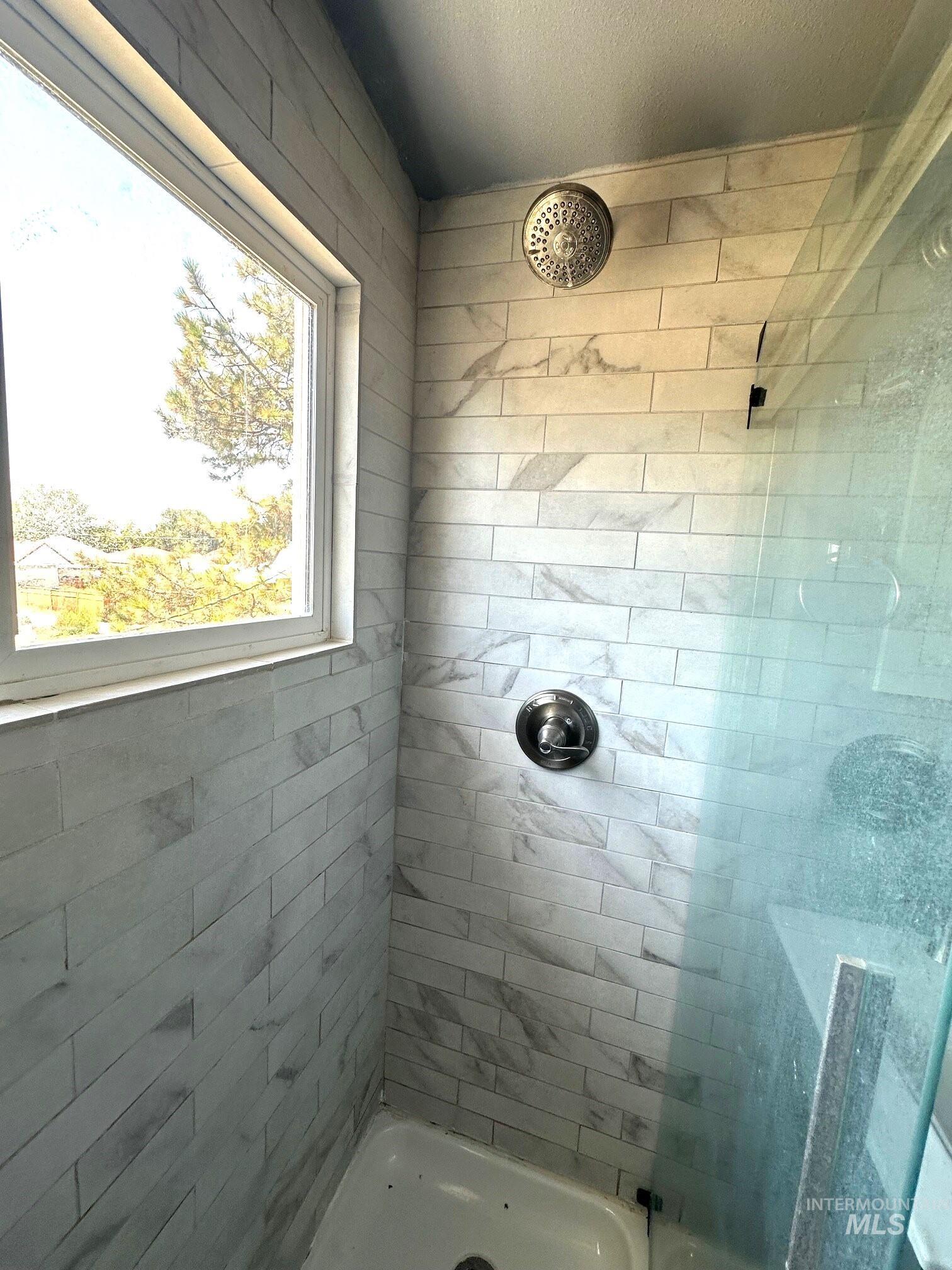 787 Southwest 3rd Street Ontario, OR 97914 - Photo 14 of 22 Full bathroom with tiled shower