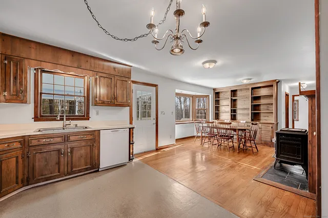 $550,000 | 667 Upper Grassy Hill Road, Woodbury, CT 06798