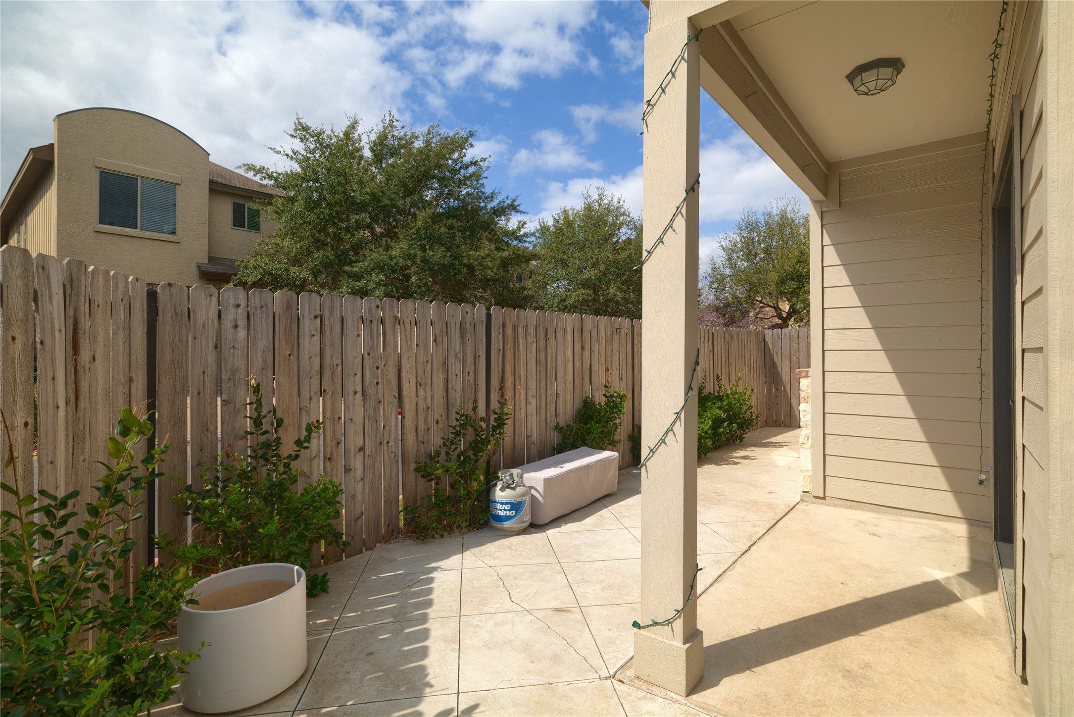 2101 Rivers Edge Way, Unit 26 Austin, TX 78741 - Photo 26 of 29 Side yard.