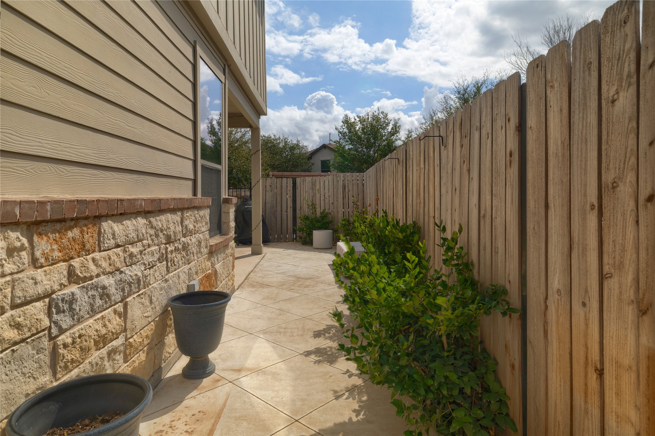 2101 Rivers Edge Way, Unit 26 Austin, TX 78741 - Photo 27 of 29 Side yard.