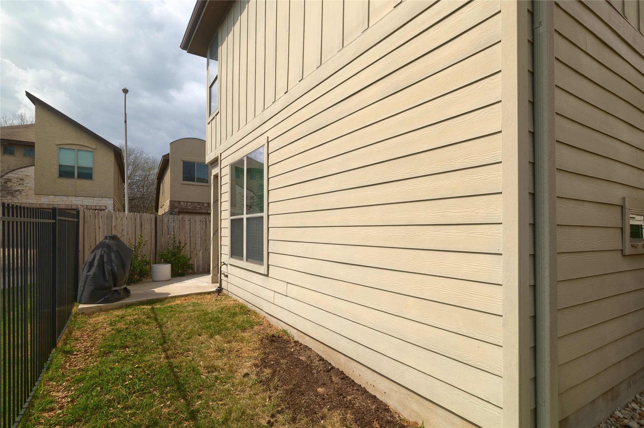 2101 Rivers Edge Way, Unit 26 Austin, TX 78741 - Photo 28 of 29 Side yard.